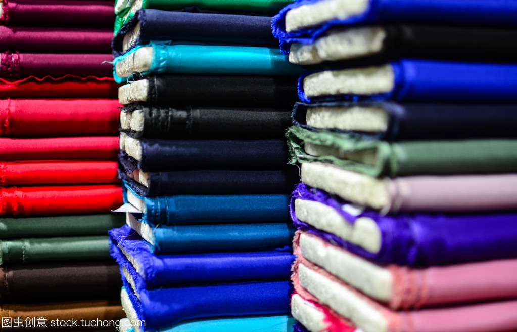 多彩紡織品背景下的織造藝術(shù)